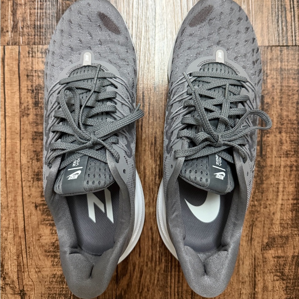Women’s Nike zoom vomero 14

Size 9.5

Worn only once!